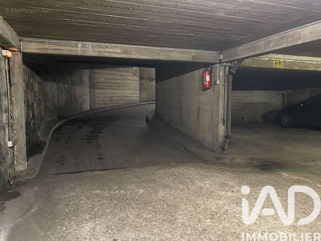 Photo 3 - Parking à PARIS-20E