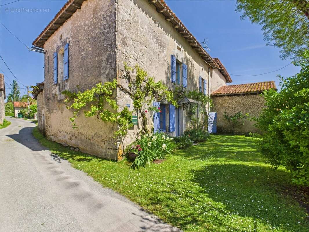 Jolie maison traditionnelle près d'un village populaire - photo 11