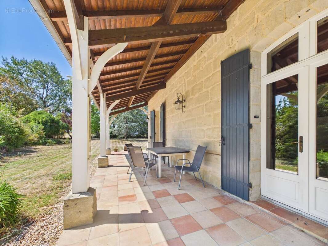 Jolie maison en pierre avec 4 chambres, un grand garage et un abri voiture. - photo 2