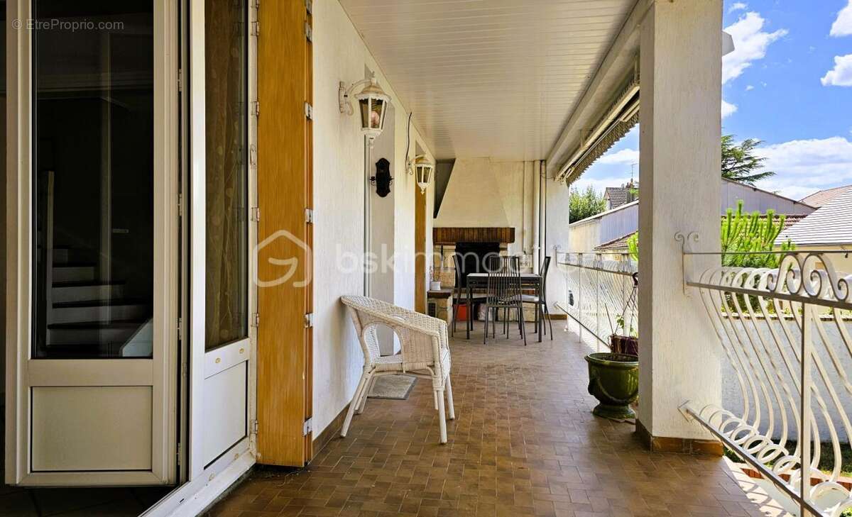 Une maison aux volumes généreux et au potentiel rare à vert-le-grand - photo 6