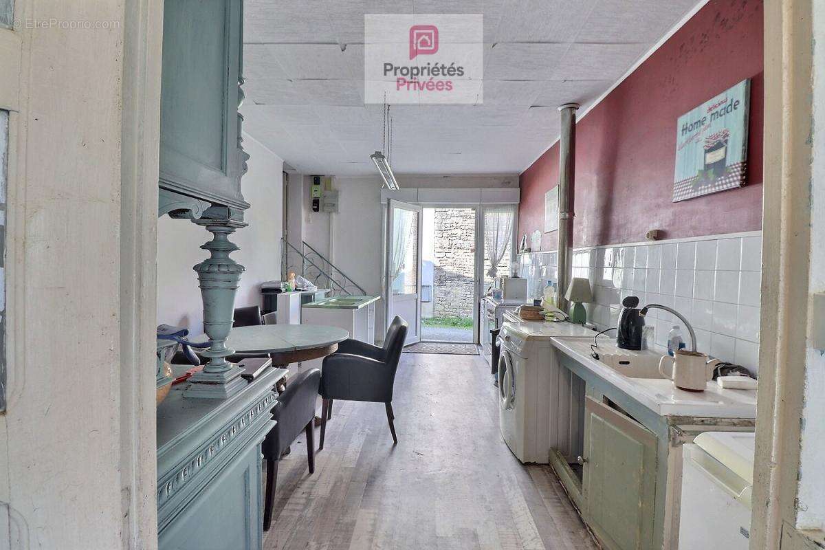 Maison de bourg mitoyenne à rénover sur 2 niveaux avec cave - photo 3