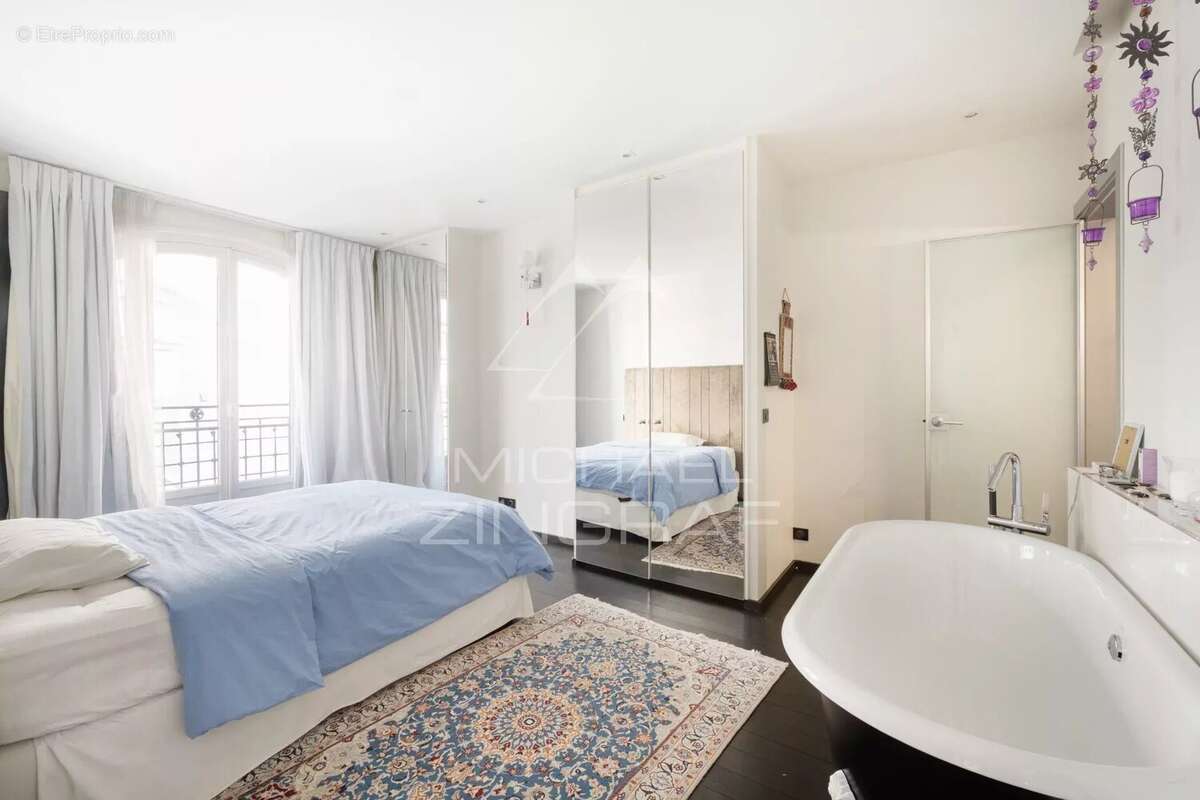 Appartement à PARIS-16E