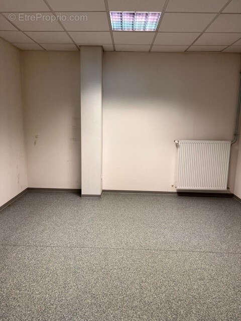 À vendre   Ensemble immobilier professionnel avec bureaux, entrepôts sur 8 136 m2 - photo 10