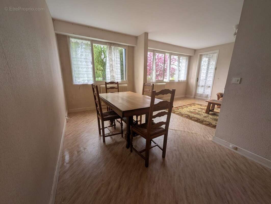 Appartement à LES CLAYES-SOUS-BOIS