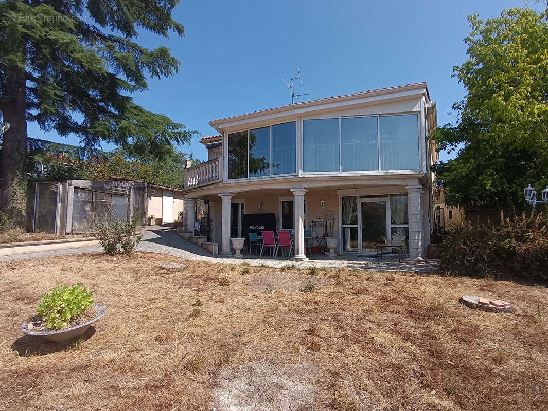 À deux pas du centre-ville de Figeac - Ensemble immobilier de 230 m² avec logement indépendant et vue panoramique - photo 2