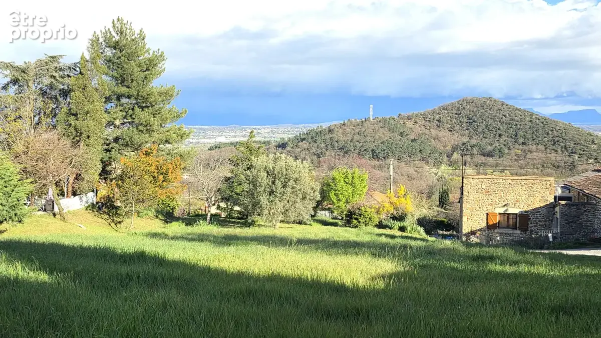 Terrain constructible de 1231m2 avec possibilité de diviser en 2 lots. - photo 2