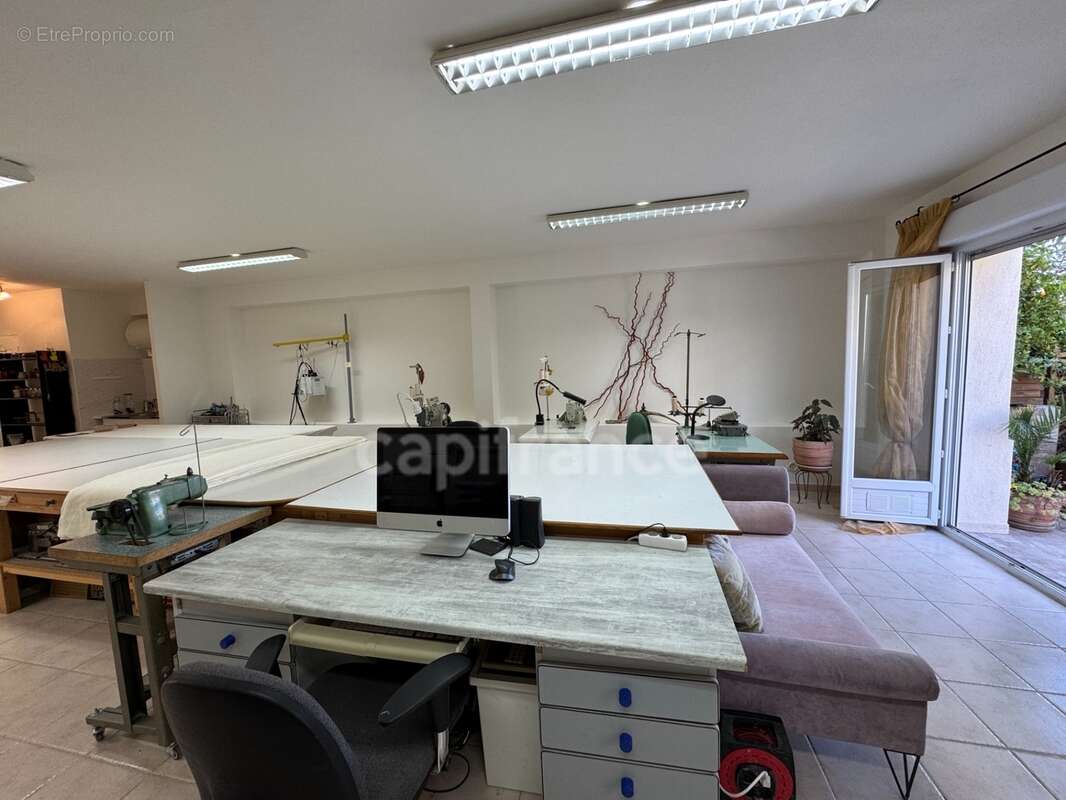 Murs grand local commercial – professions libérales possibles – 164 m² – terrasse / 2 parkings - photo 3