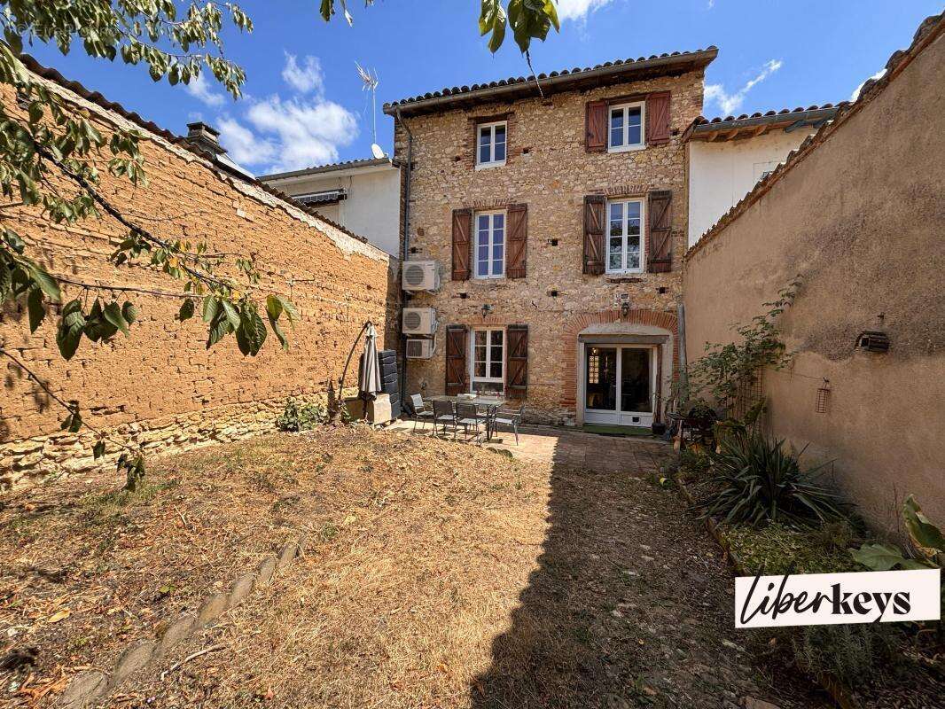 Maison de caractère rénovée – Hyper centre de Gaillac – 238 m² habitables – Jardin - photo 15