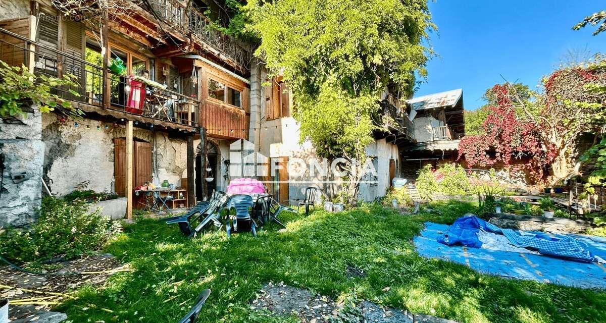 Maison à LES CHAPELLES