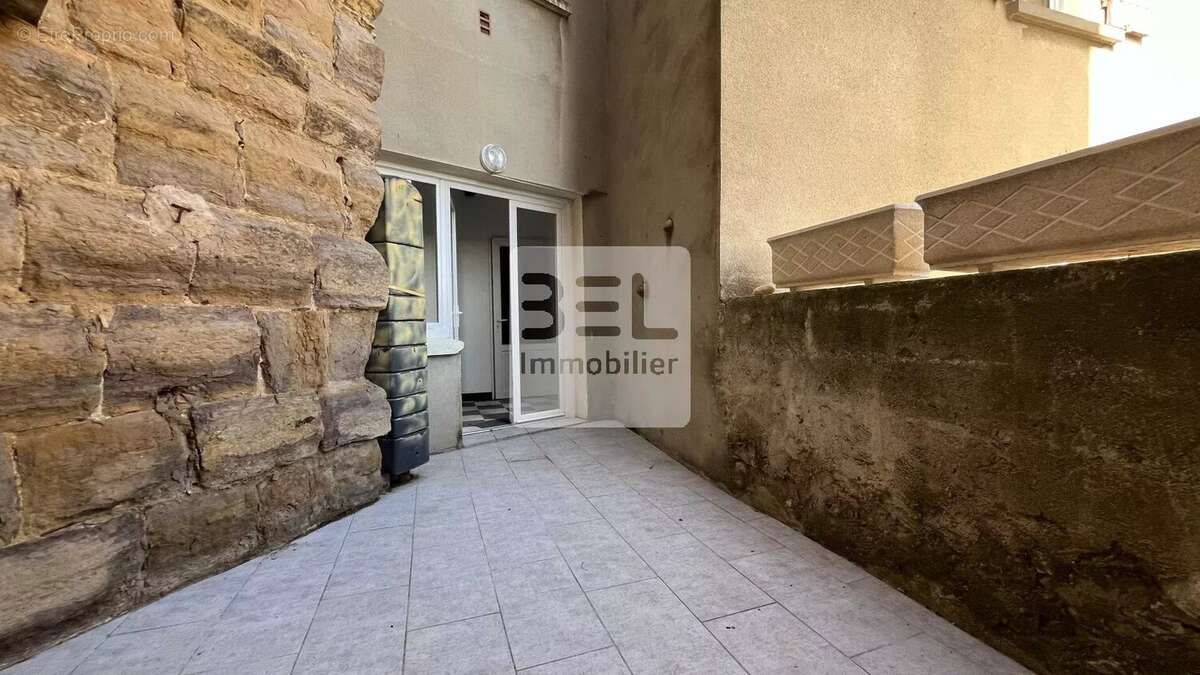 Maison à LAUDUN-L'ARDOISE