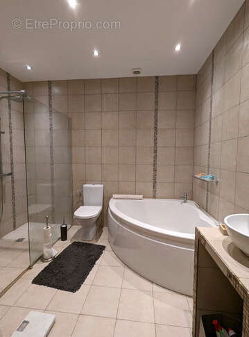Magnifique maison en pierre renovée, avec vues,  sur terrain d'environ 1162m2 - photo 23