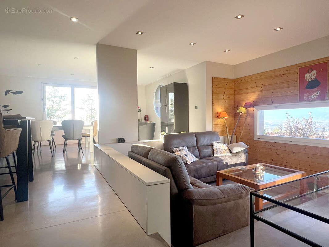 Maison à COLLONGES-SOUS-SALEVE