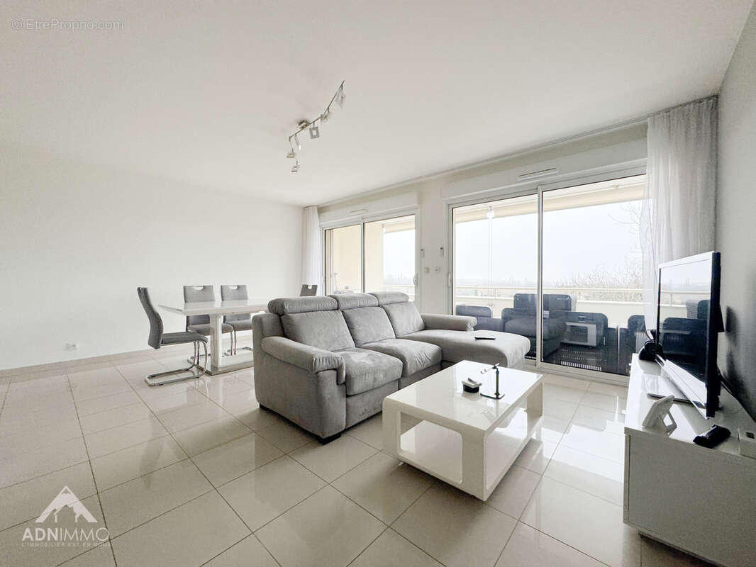 Appartement à PERON