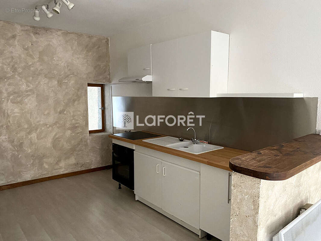 Immeuble 165 m² à Saint-Martin-d'Estréaux 2 lots avec locataire, 85 000 - photo 4