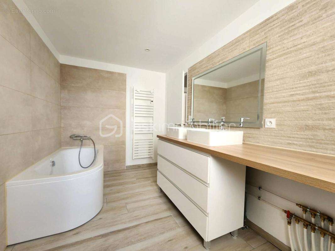 Maison de village T5 de 130 m² – Rénovation intégrale (DPE A) – Extérieur sans vis-à-vis et stationnements privatifs - photo 12