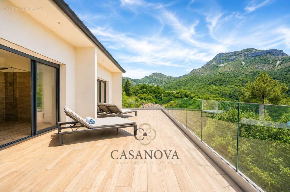 Propriété avec piscine intérieure et extérieure avec terrain de 5 300 m² à Sumène - photo 16