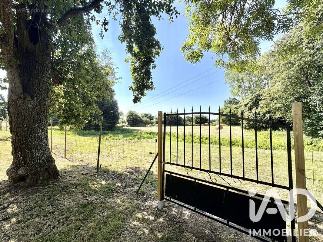 Maison 130 m² à Saint-Gilles-Les-Bois  - photo 2