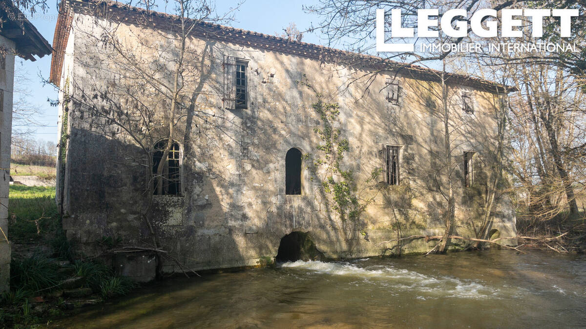 Maison à MONTMOREAU-SAINT-CYBARD