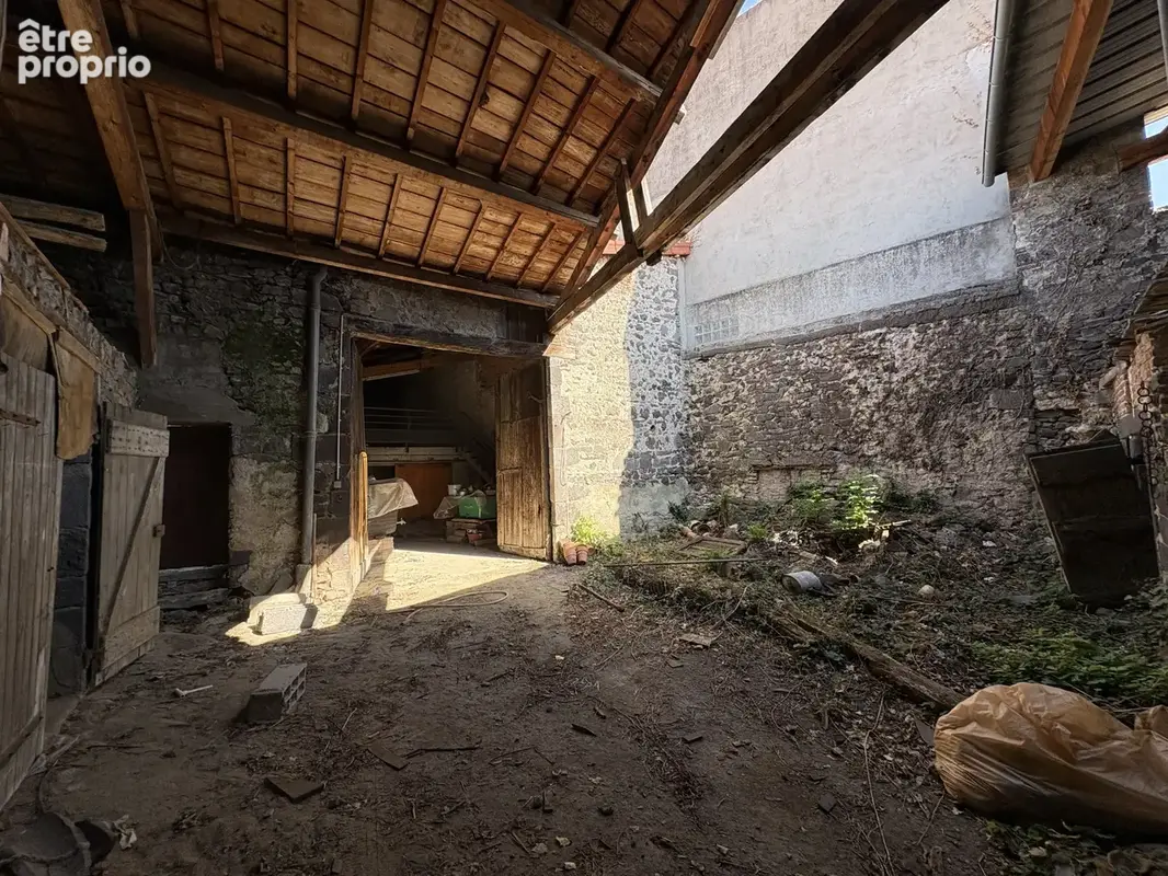 Situé à Mozac, Maison à réhabiliter de 131m2 - photo 7