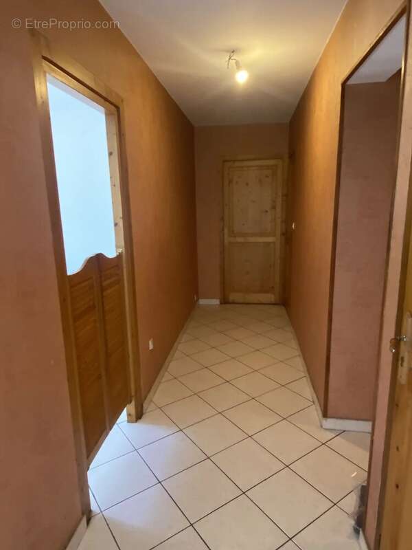 Maison mitoyenne de 185 m² composée de deux appartements ,jardin, terrasse, garage et cave à Séchilienne. - photo 12