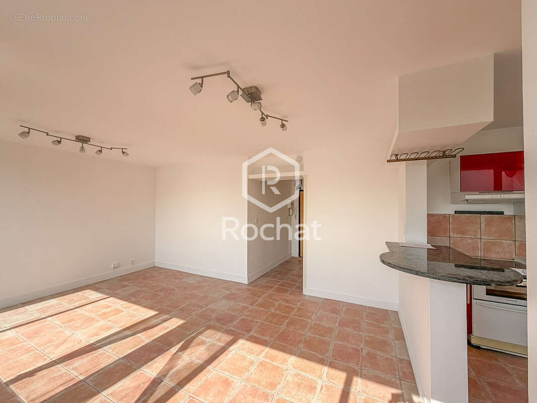 Lyon 3   part-dieu - appartement rénové de 40,64m2 hab. avec balcon   garage fermé + cave - photo 4