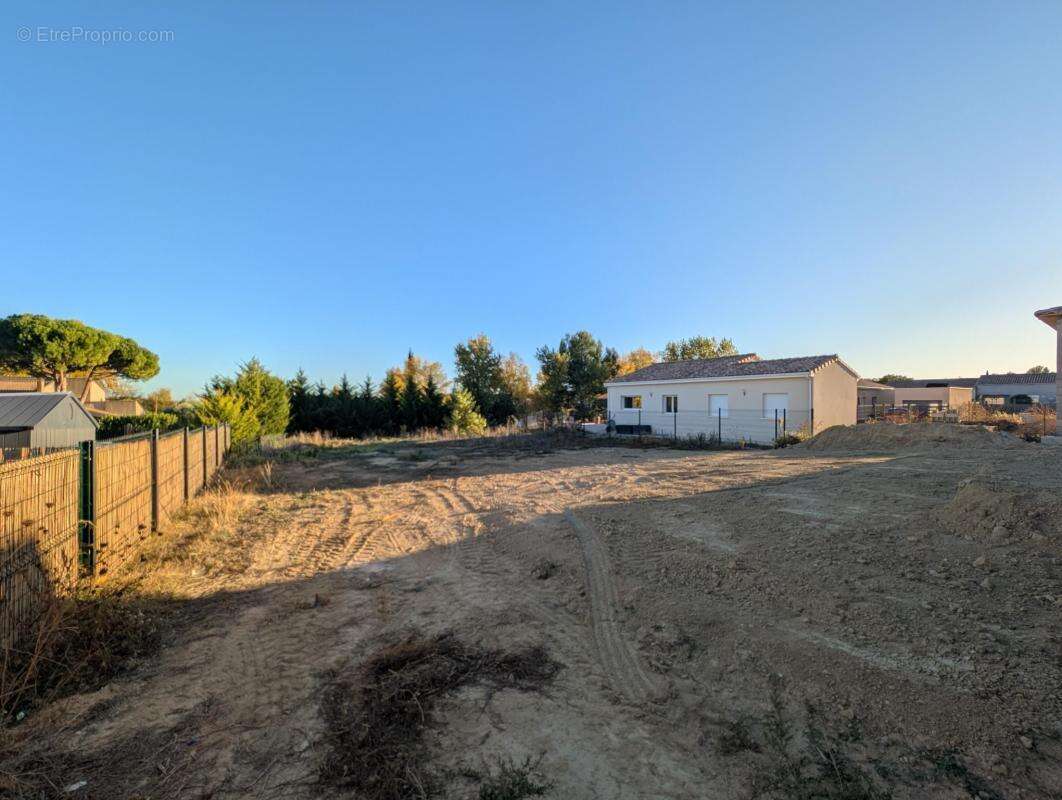 Terrain à POUZOLLES