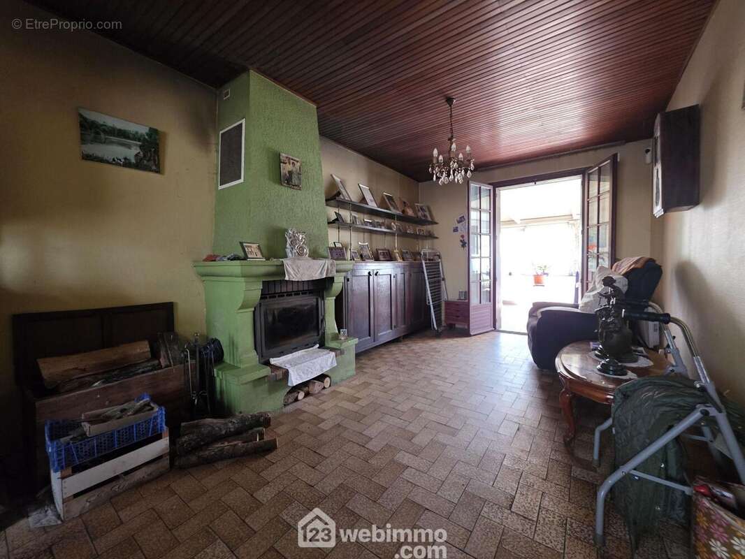 Pièce lumineuse avec fenêtres traversantes et accès direct vers l?extérieur - Maison à CORMICY