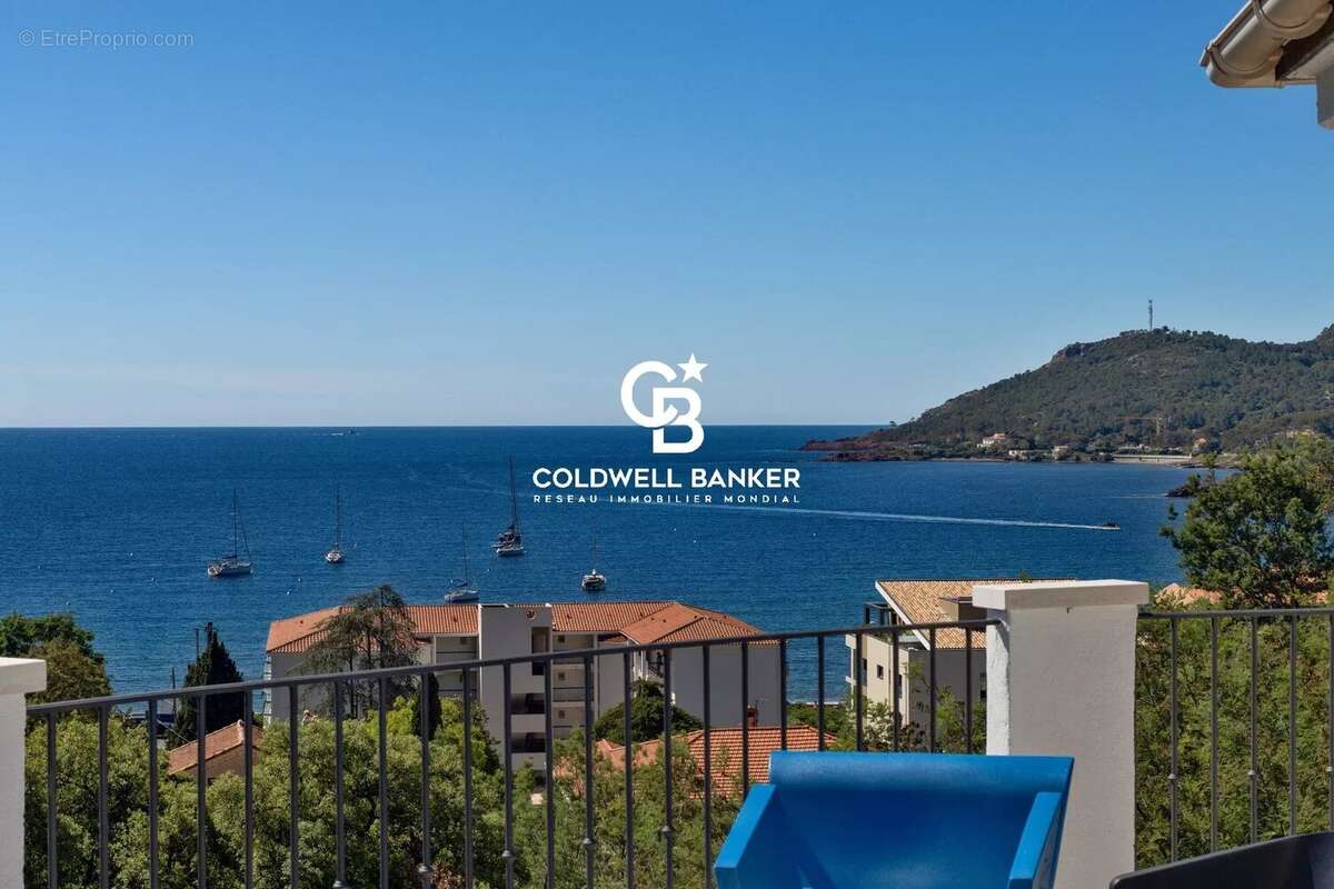 Située dans un domaine privé et sécurisé d’Agay à Saint-Raphaël, opportunité d’investissement rare sur la Côte d’Azur, alliant e - photo 3