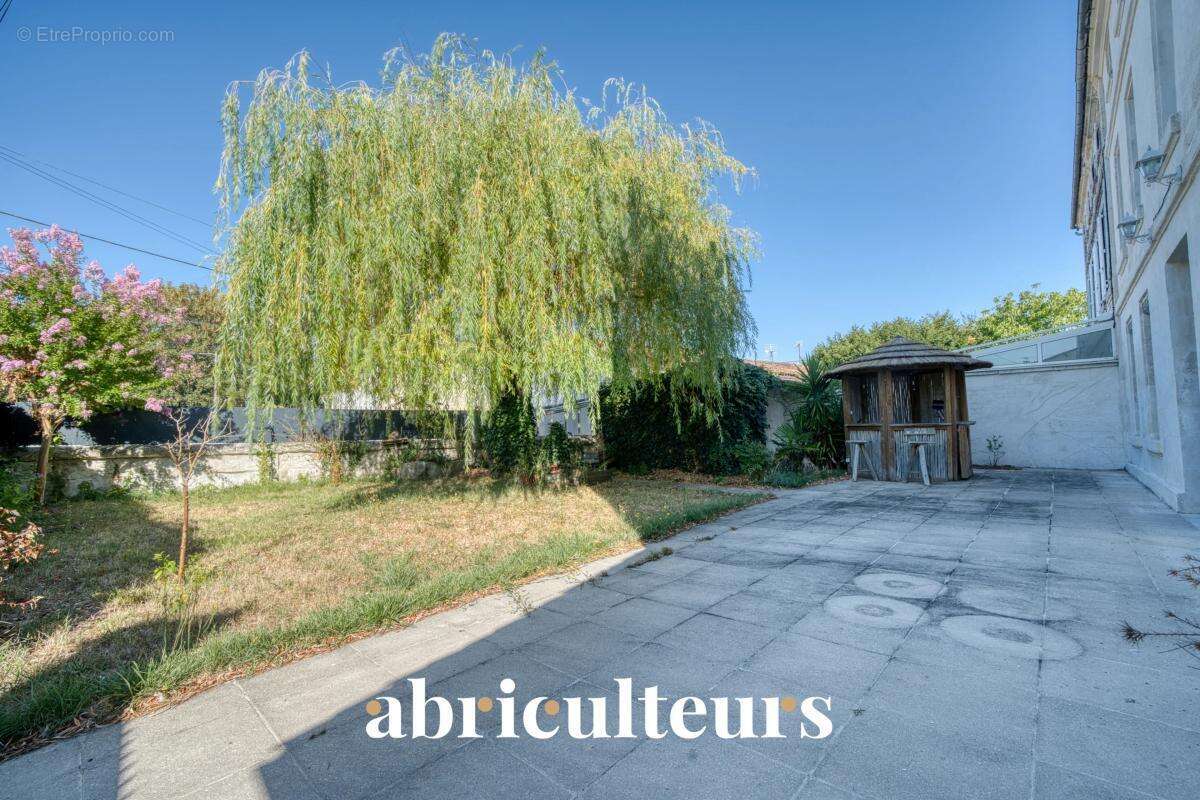 Maison de caractère de 242 m² en vente à Saintes (17100) - photo 4