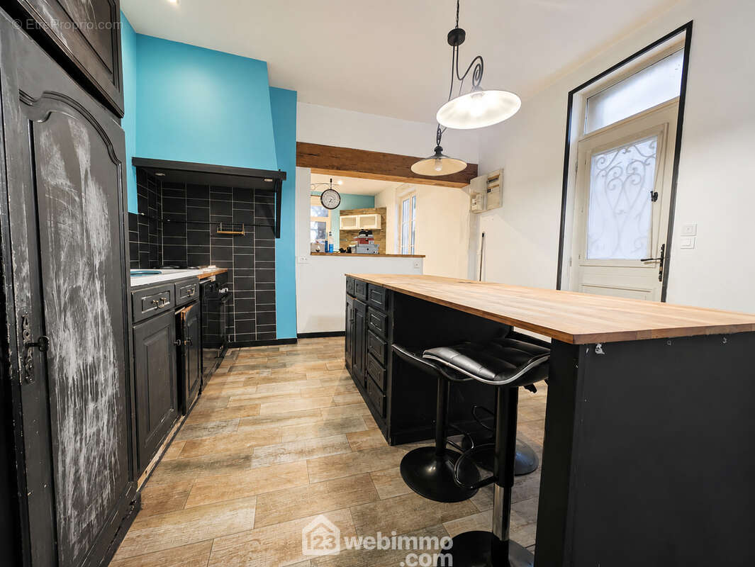 Une entrée qui s?ouvre directement sur la cuisine centrale de la maison - Maison à SEPTVAUX