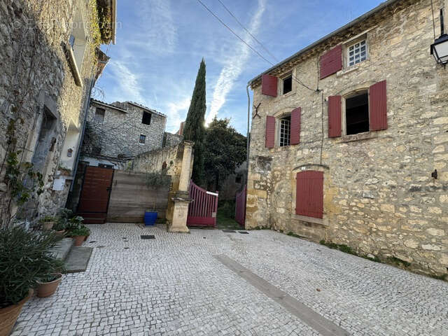Maison à LA ROQUE-D&#039;ANTHERON