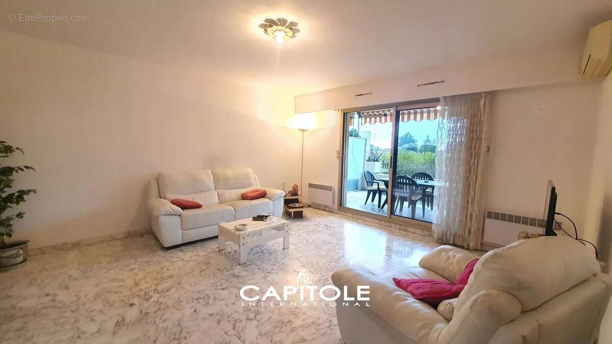 Antibes, à 5 mn à pied du centre, 4P rdj avec vue dégagée mer, résidence avec piscine et tennis, cave et garage. - photo 4