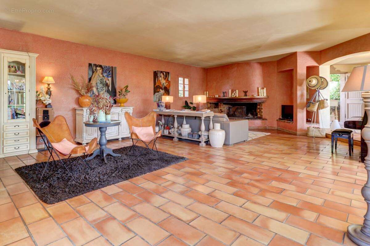 Maison à LA ROQUETTE-SUR-VAR
