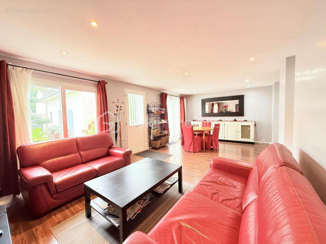 Maison non mitoyenne  106m²  6 pièces édifiée sur une parcelle de 270m² avec jardin et dépendances aux portes de paris - photo 6