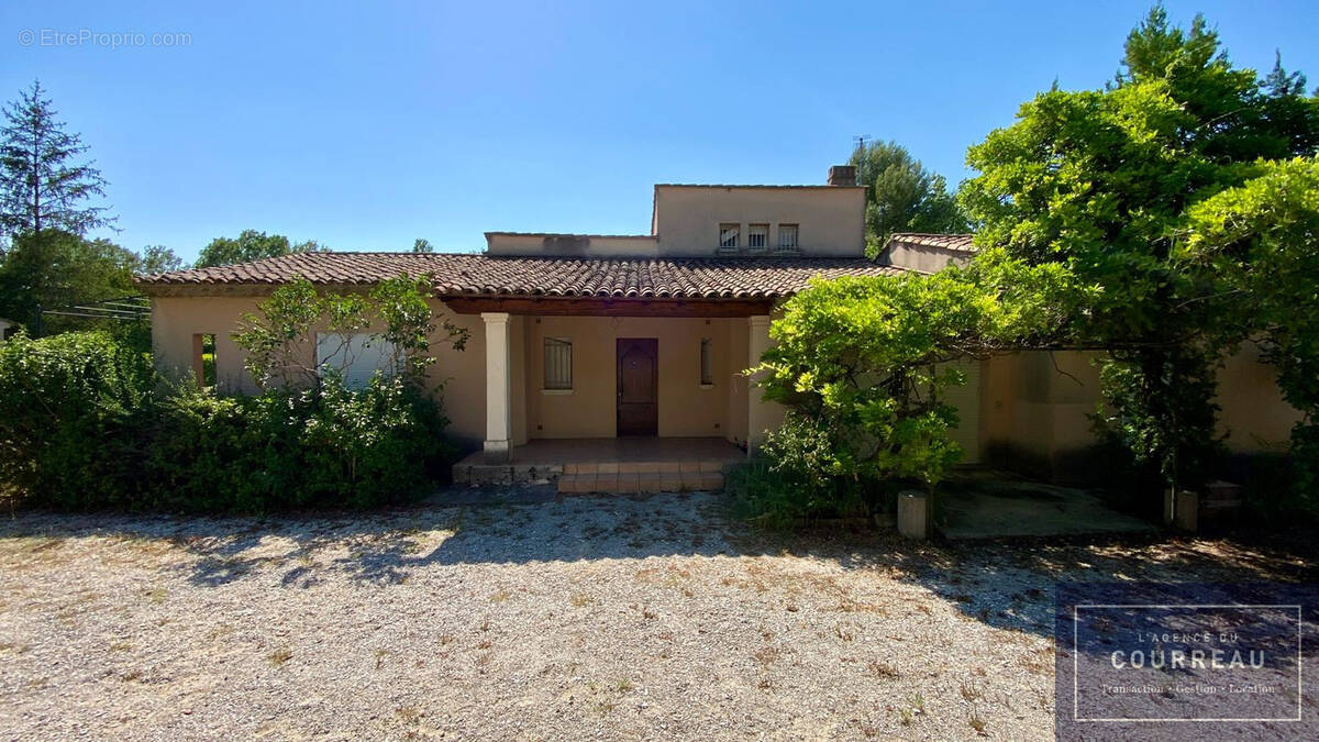 Maison à SAINT-CLEMENT-DE-RIVIERE