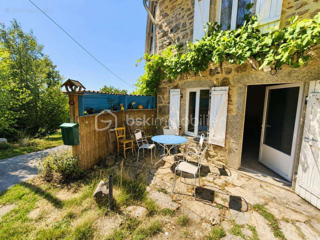 Maison en pierre rénovée avec grange – Un havre de paix au cœur de la campagne - photo 2
