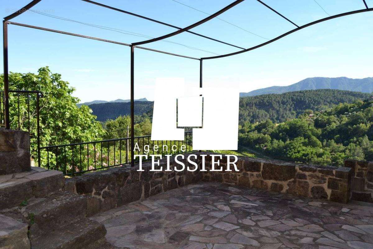 Maison à SAINT-PIERRE-SAINT-JEAN