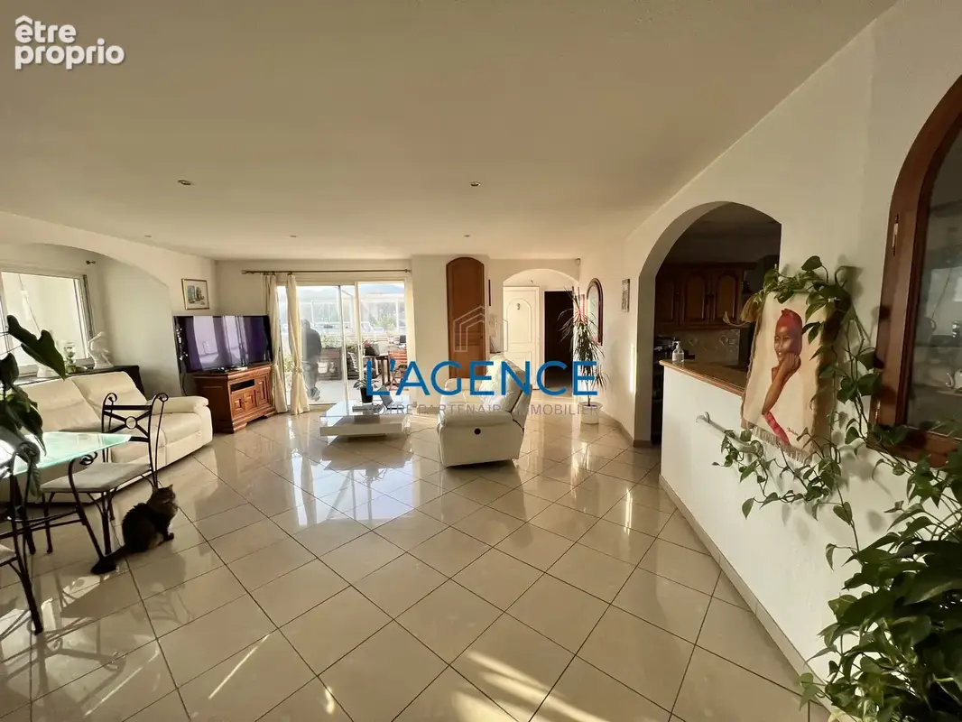 Local professionnel de 450m2 avec appartement de 150 m2 en très bon état sur 920m2 de terrain - photo 8