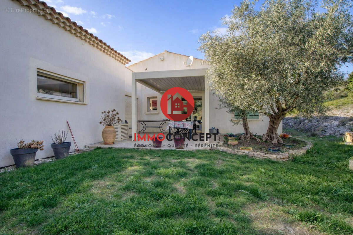 Terrasse côté cuisine avec pergola - Maison à SAUVETERRE