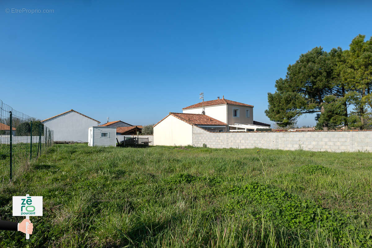 Terrain à ANGLES