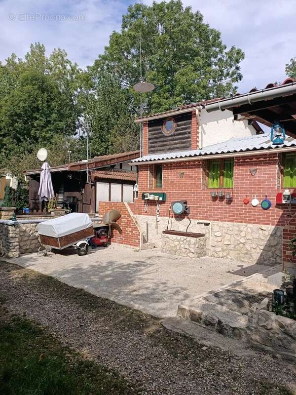 Maison à MAURECOURT