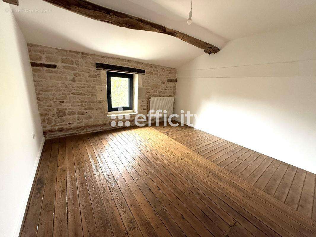 Maison à LA CHAPELLE-POUILLOUX