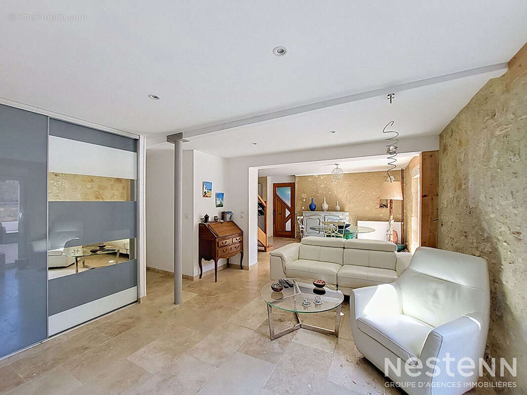 A Vendre Maison de ville en pierre rénovée avec cour intérieure et piscine au centre-ville de Condom - photo 9
