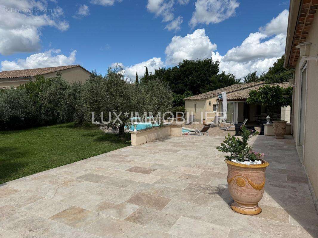 Noves - villa d'architecte, piscine pool-house, centre calme - photo 12