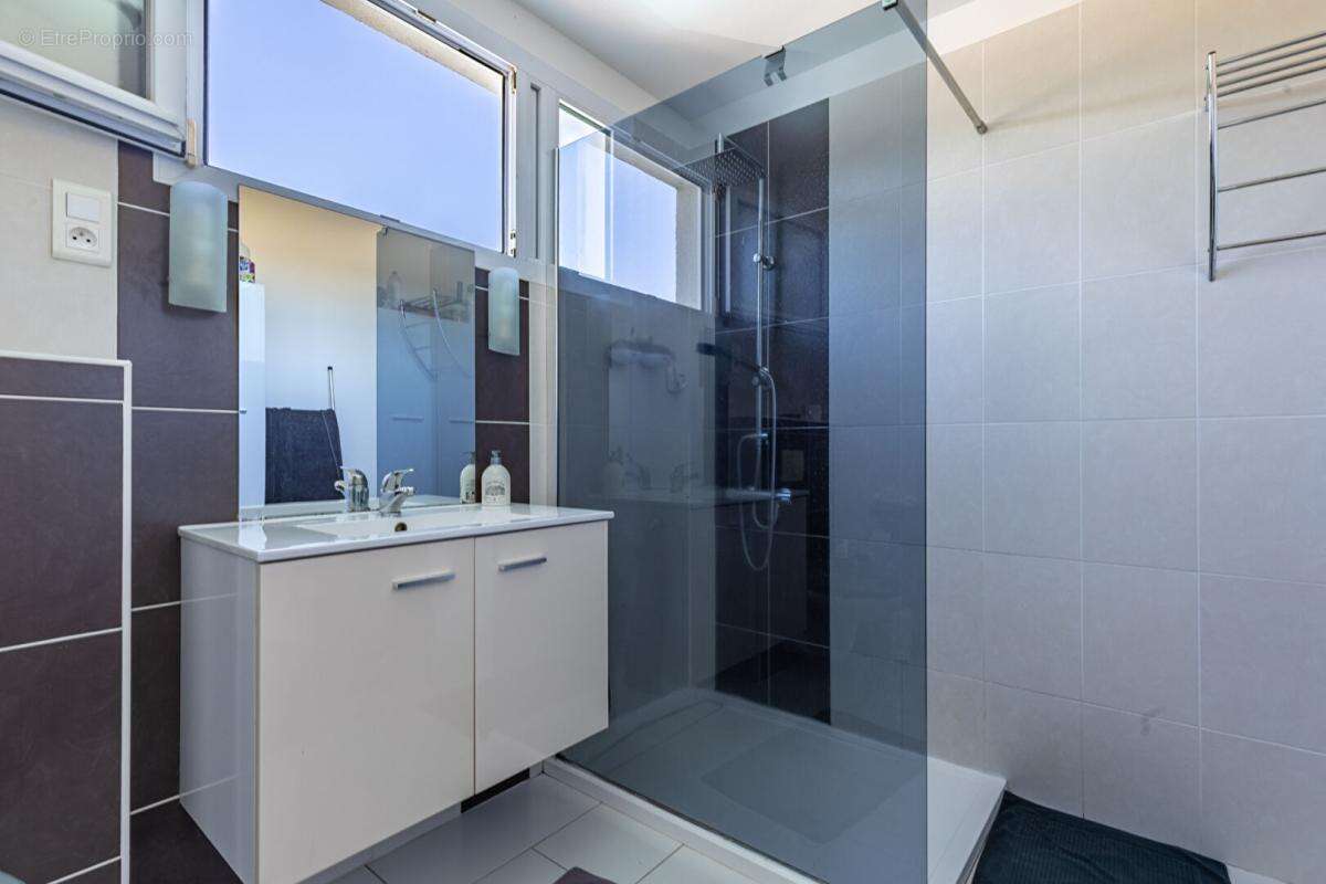 Maison Cugand 5 P . 4 Chs . 121.69 M² . T 1276 M² . Piscine avec abri . Garages . Terrasse - photo 12