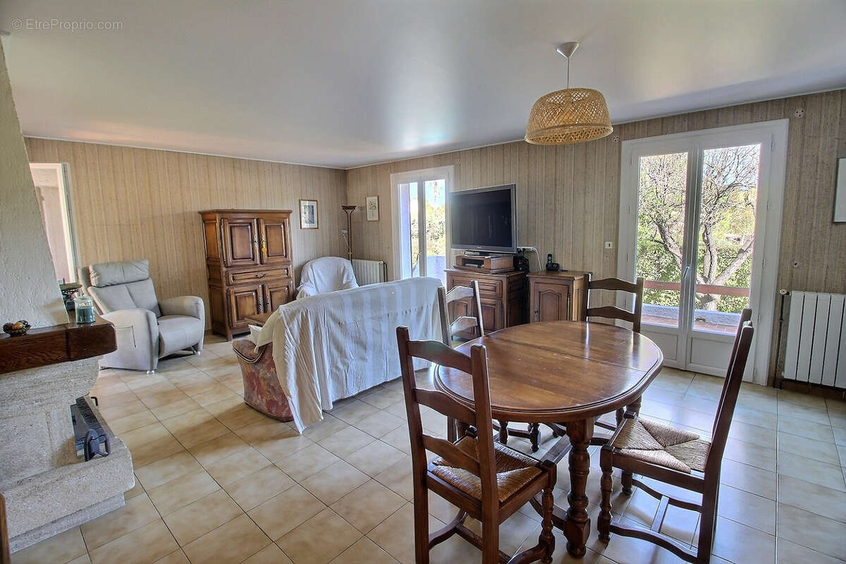 Maison à SAINT-CLEMENT-DE-RIVIERE