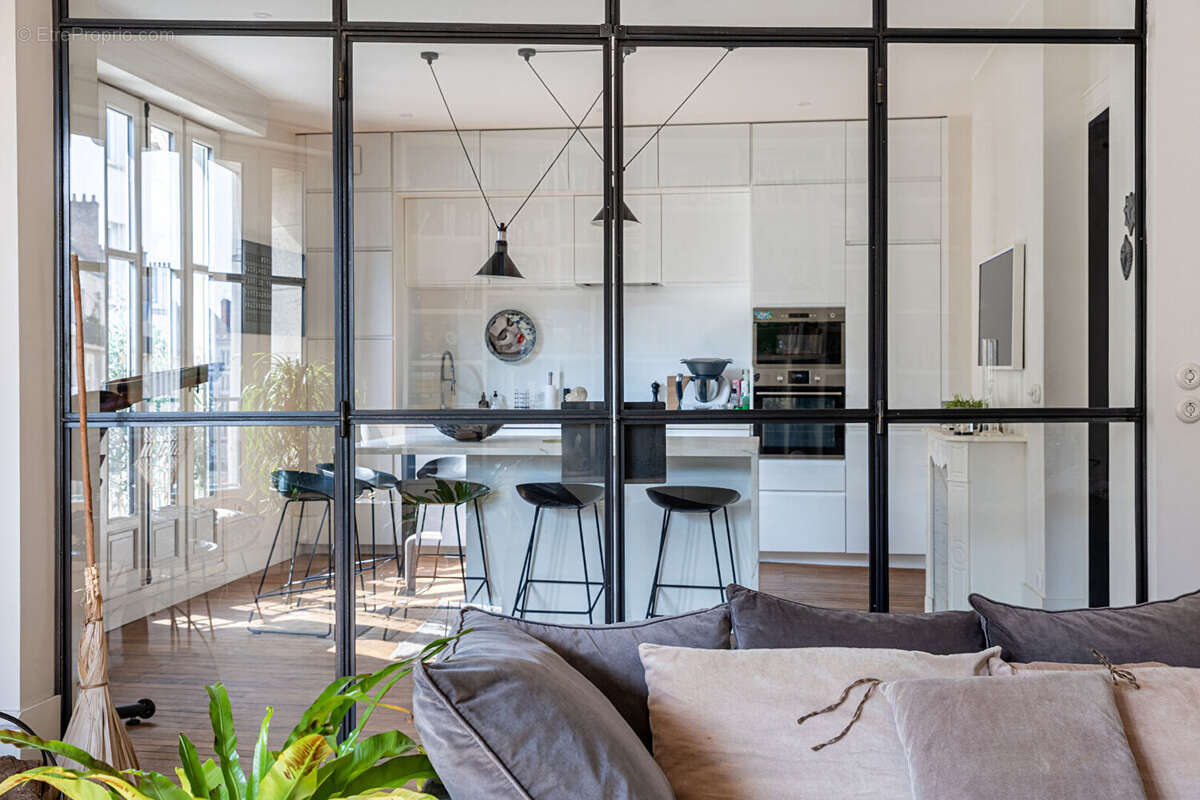 Appartement de prestige 134 m² dans un immeuble de caractère avec ascenseur et parking. - photo 9