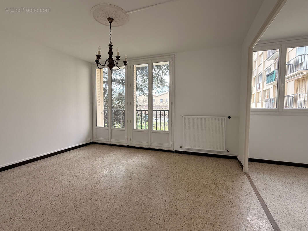 Appartement à BAGNOLS-SUR-CEZE