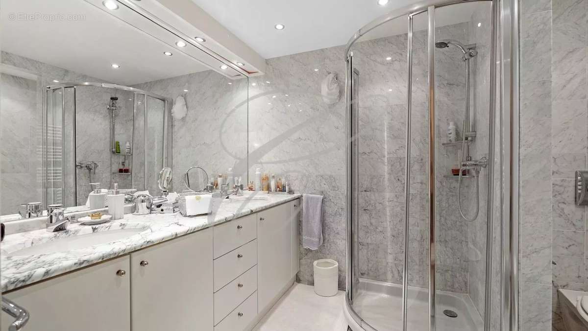 Appartement à ROQUEBRUNE-CAP-MARTIN