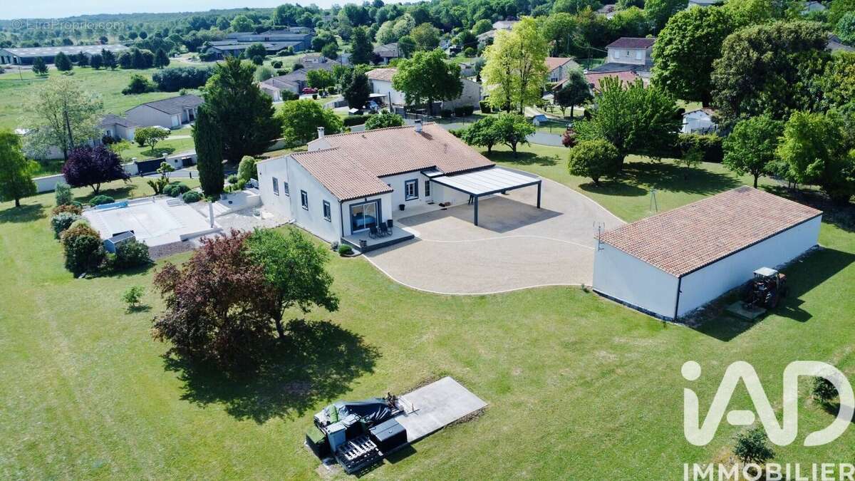 Photo 3 - Maison à ROULLET-SAINT-ESTEPHE